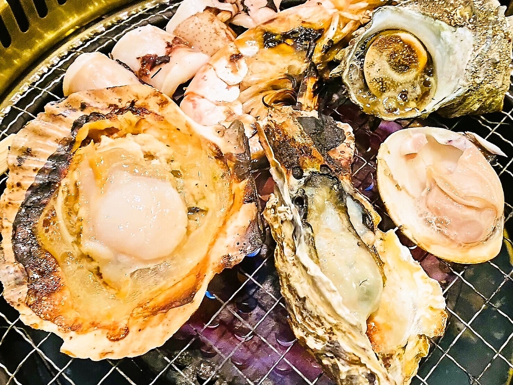 浜焼きの様子です◎ご自身で焼いていただく浜焼きは、加熱と共にいい香りが漂い、食欲をそそります。