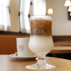 二層が美しいカフェラテの写真