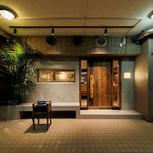 店内はすべてのお客様に快適にお過ごしいただけるよう、全席禁煙とさせていただいております。お食事やお酒の香りを存分にお楽しみください！お煙草を吸われるお客様のために、入口に喫煙スペースをご用意しておりますので、そちらをご利用いただけます。