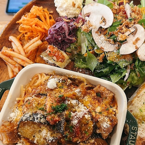 高坂駅から徒歩2分。地元の野菜を使ったプレートランチが楽しめます