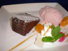 ショコラケーキのアイス添え