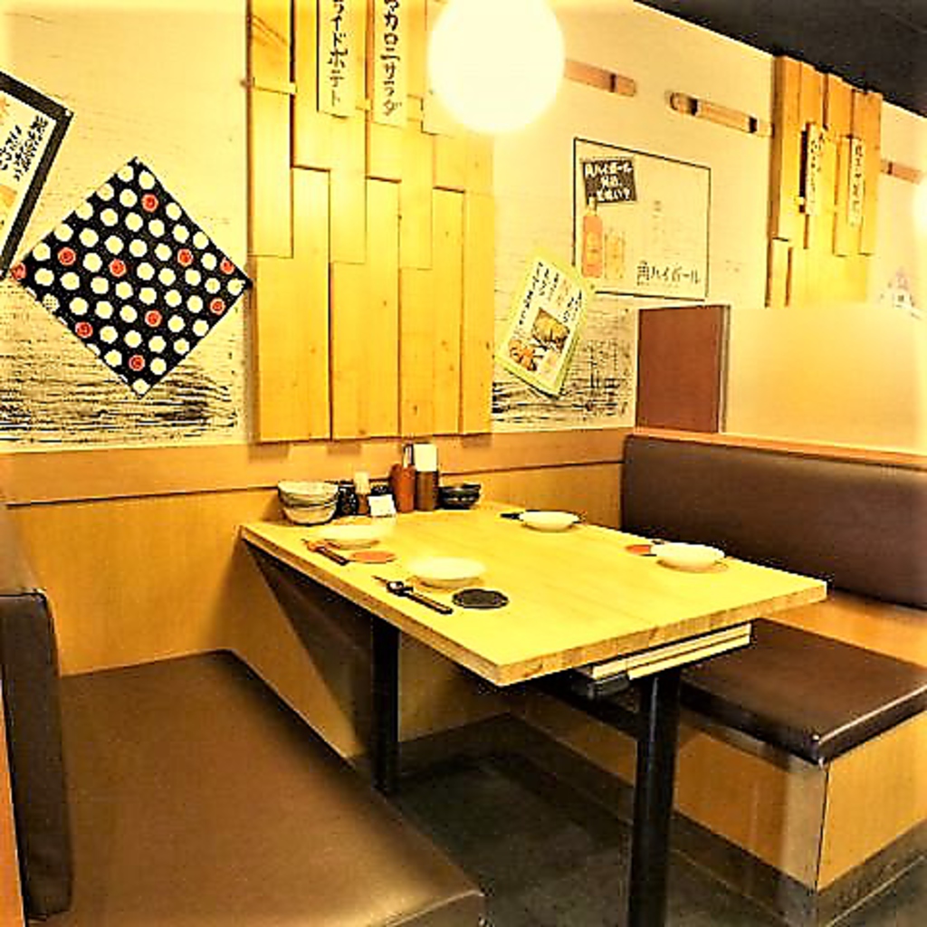店内右側はソファー席で4人でもゆっくり座れます