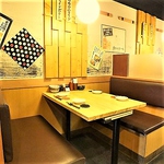 店内右側はソファー席で4人でもゆっくり座れます