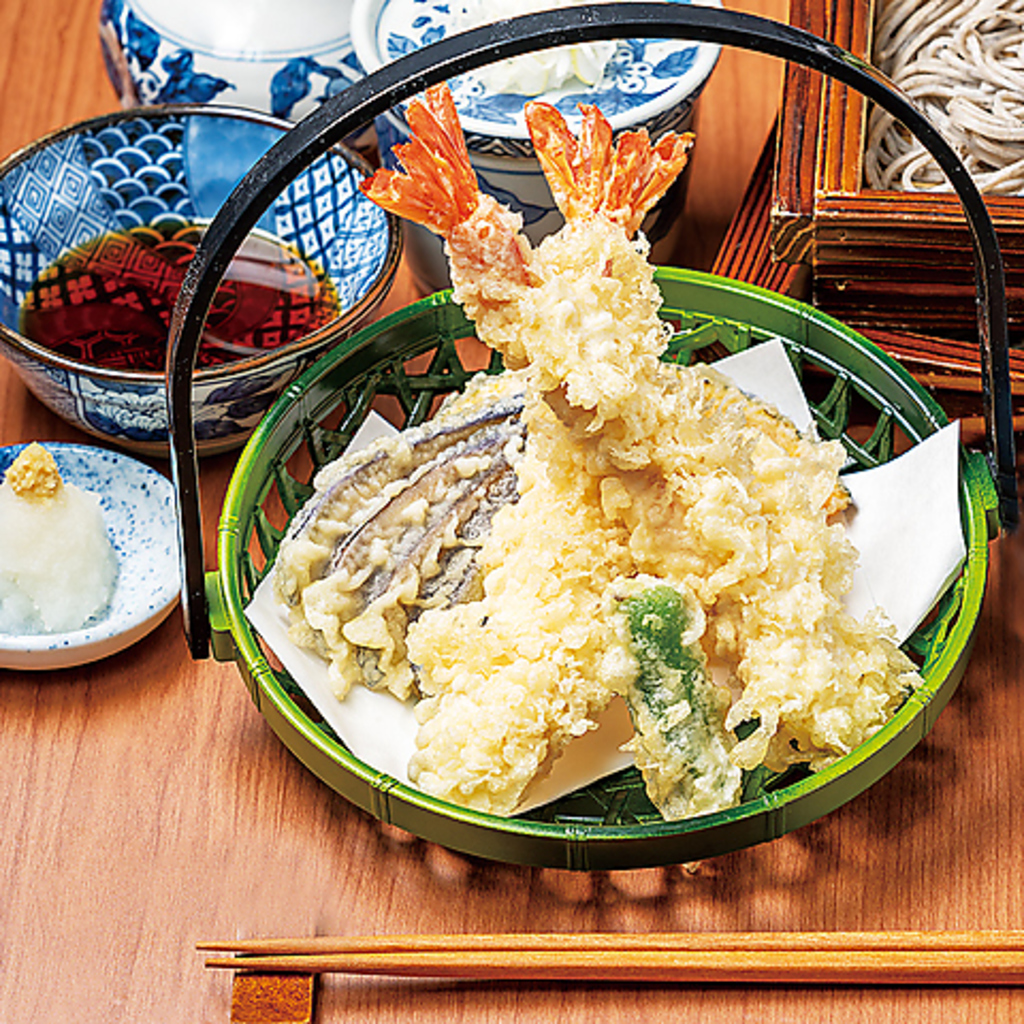 香ばしく揚がった天ぷらは当店でも人気のメニュー。衣によって素材の旨みがぎゅっと詰まっています。
