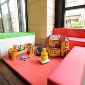 店内の一角にはキッズスペースも完備しておりますので、子連れで気兼ねなく入れ、子供たちを遊ばせながらゆっくりお食事をご満喫ください。