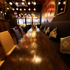 【12～15名テーブル席】当店自慢の炭火焼き肉・ポケットピザ・創作アペタイザーをみんなでワイワイ楽しめる団体席。会社の飲み会や忘新年会、歓送迎会に◎