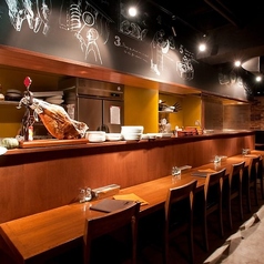 調理のライブ感溢れるカウンター席は、隣り合わせのお席でパートナーとの会話が弾みます。またお帰り際のお食事など普段使いにも気軽にご利用いただけるオススメなお席となっております。お一人様でのご利用も大歓迎ですので、仕事帰りの一杯などにもぜひ、お立ち寄りください。