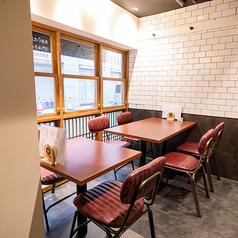入り口左手には広々テーブル有☆最大6名様までご利用いただけます！