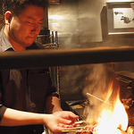 カウンター席の特権、目の前で焼き上げる串焼き、5感でお楽しみ下さい。