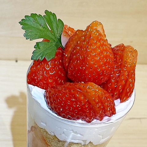 鳥取県産の希少苺、【温泉イチゴとっておきのパフェ】 イメージ