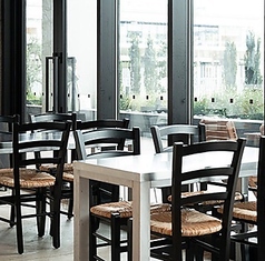 スタイリッシュでありながら木の温もりを感じる空間は、洗練されたデザインとアットホームな雰囲気が見事に融合しています。大きな窓から自然光がふんだんに差し込み、居心地の良い席で会話を楽しむには最適です。開放感あふれる環境で、心ゆくまでリラックスしながら特別なひとときをお過ごしください。