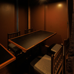 【半個室席】木の温もりと間接照明が温かい雰囲気を醸し出す店内。大切な人との特別な夜にも、自分へのご褒美ディナーにもぴったりなテーブル席をご用意。気の合う仲間とゆっくりお過ごし頂けるお席です。