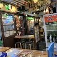 横丁の喧騒が心地よく響く、活気あふれる当店のドアを開ければ、そこは笑顔の楽園！広々とした店内には、グループで利用できるテーブル席も多数ご用意。ご宴会やサークルの打ち上げなど、大人数での利用も大歓迎です！美味しいお酒とこだわりの料理を囲んで、みんなでワイワイ盛り上がりましょう！