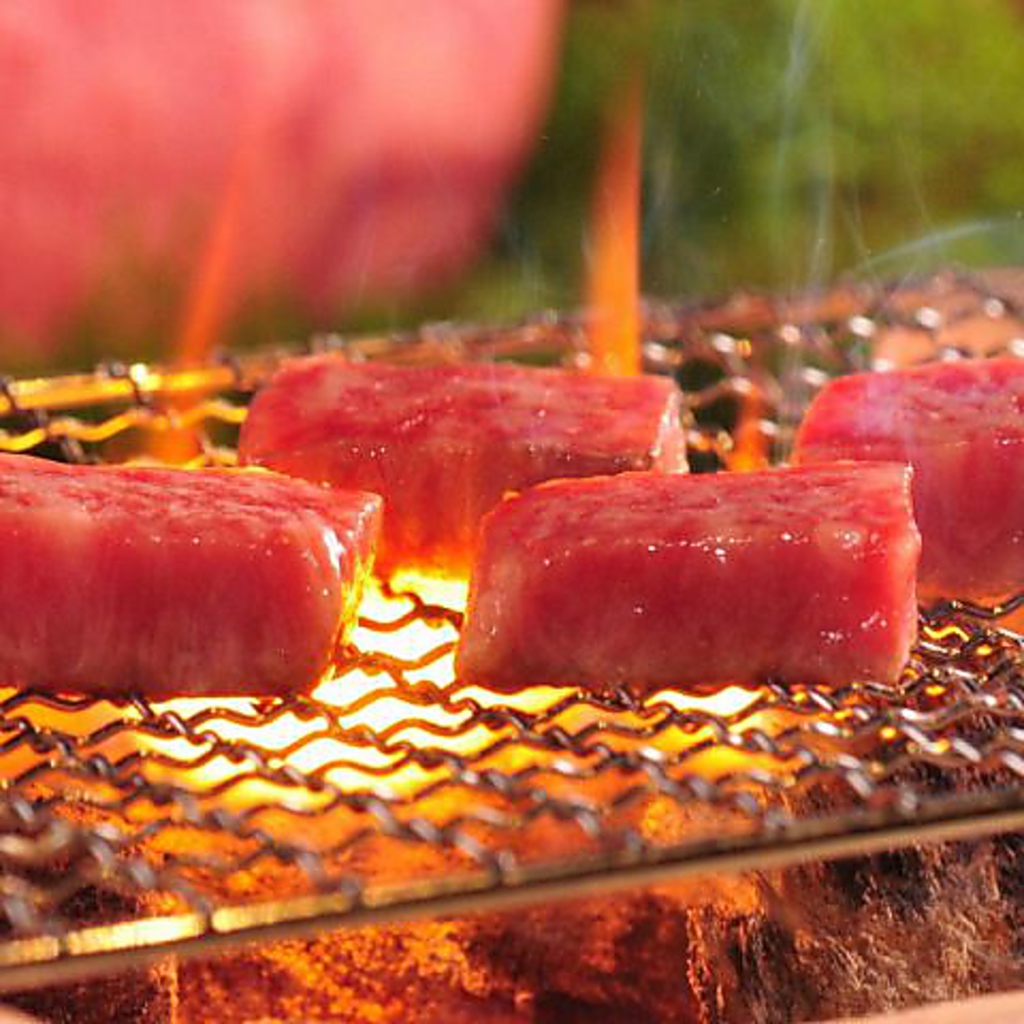 にいがた和牛〈村上牛〉はサーロイン石焼・ロース朴葉味噌焼きにてご提供しております。