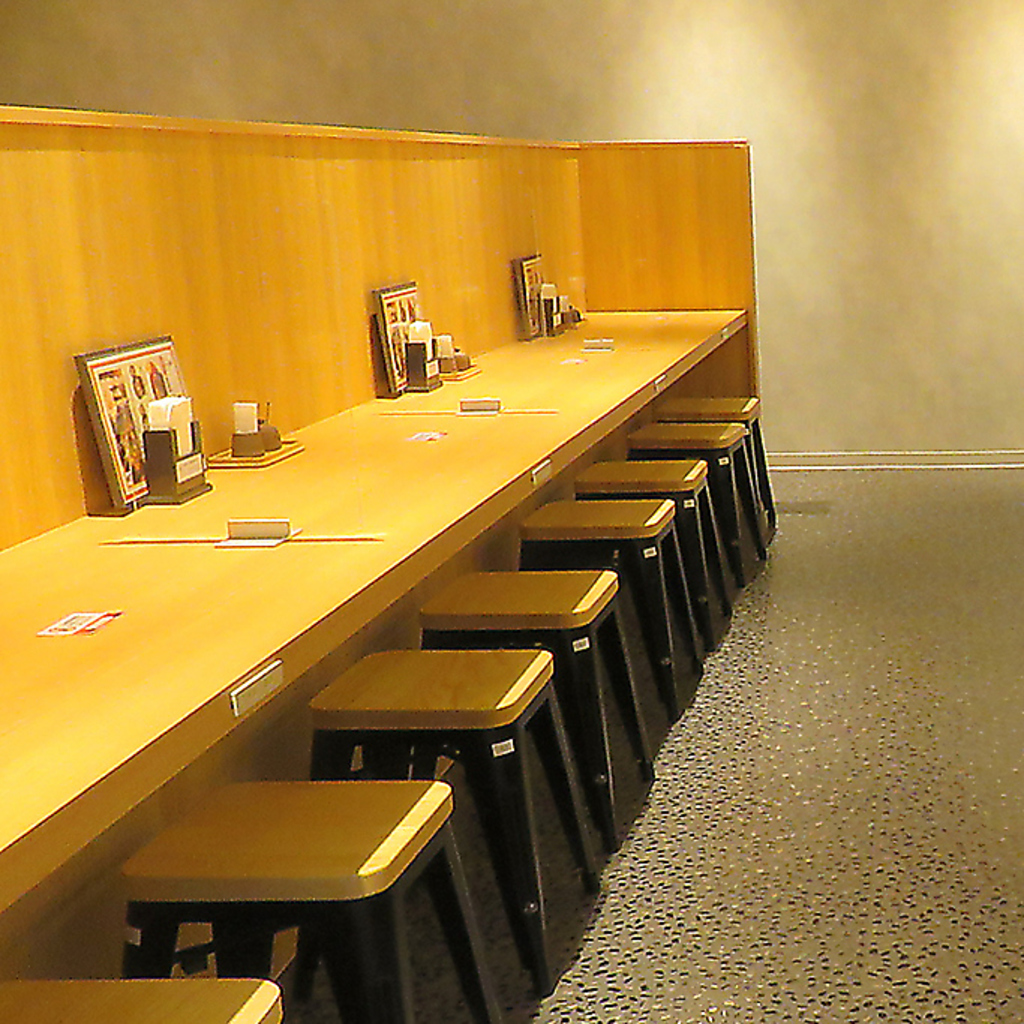 お一人様でも気兼ねなくお立ち寄りいただけるカウンター席。蕎麦の味をゆったりご堪能いただけます。