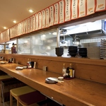 おひとり様でも安心の広々カウンター席を多数完備。ふらっと1杯も大歓迎です♪