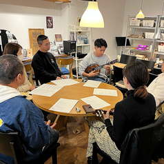 丸テーブルは、５人くらいまで、ご利用できます。友達やご家族、お子さん連れの方にも人気の席です。