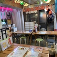 横丁の熱気そのままに、賑わいと笑顔が絶えない当店。広々とした店内には、グループ利用に便利なテーブル席を多数完備しており、大人数でのご宴会やパーティーも可能です！美味しいお酒とこだわりの料理を楽しみながら、仲間との絆を深めてください！