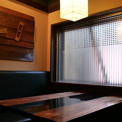 店内入ってすぐ右の人気のお席!テーブル席は2名様~ご利用可能!