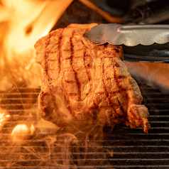 【肉料理】豪快に焼き上げる自慢の肉料理