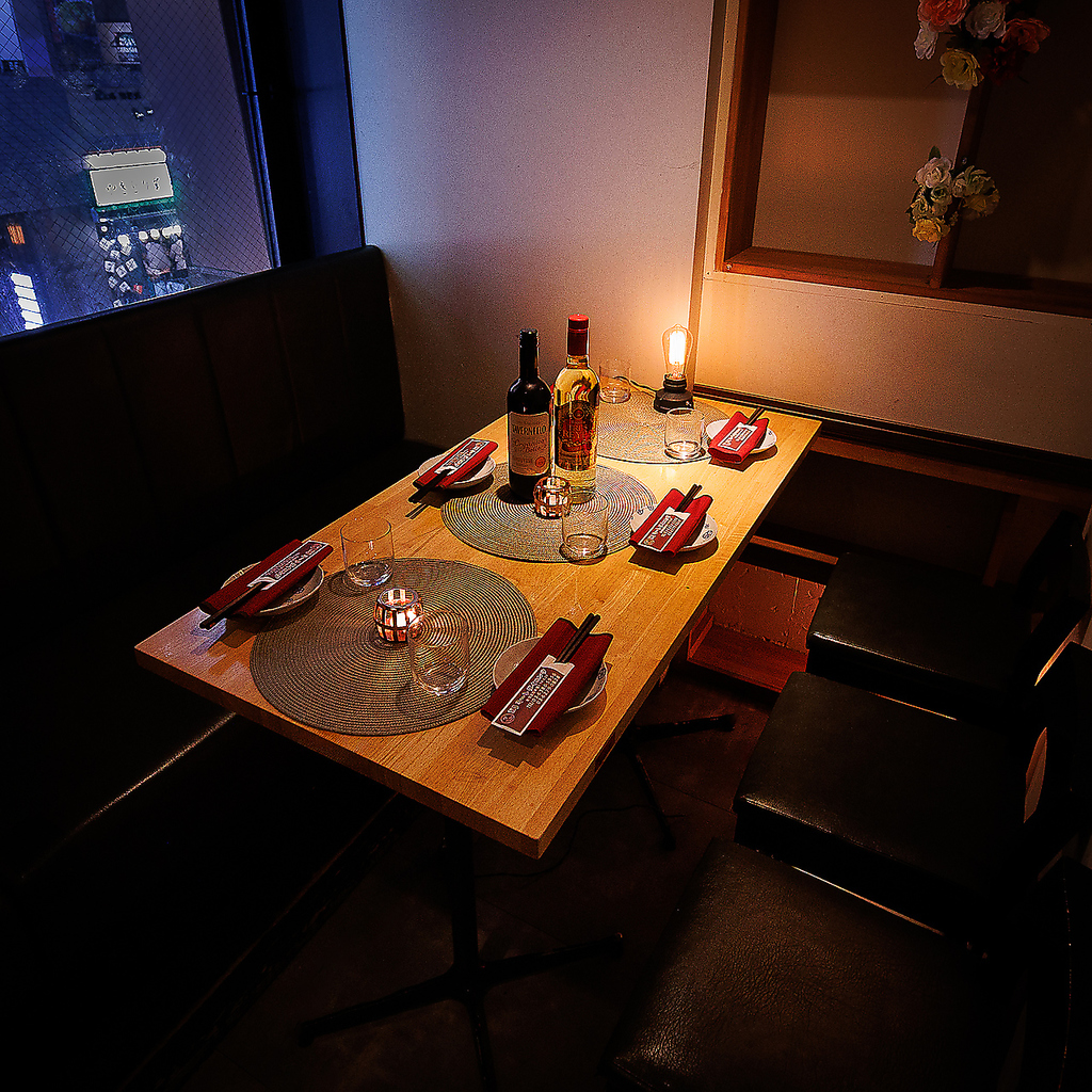 洗練されたモダンデザインと落ち着いた灯りが織りなす“高級感あふれる個室”が魅力の大人の隠れ家