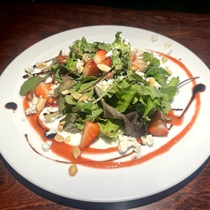 ギリシャ風苺とフェタチーズのベリーサラダ