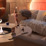 ゆったり寛げる部屋の中央には、小さな暖炉が。シーシャ、スイーツを楽しみながら焚火を眺めるのも◎