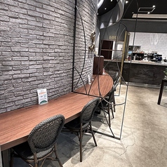 カウンターは全席コンセント有り。