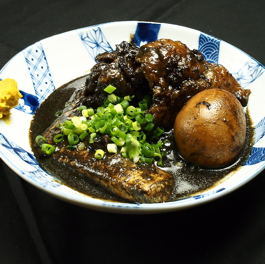 じっくり煮込んだ「スジ煮込み」は、お酒がすすむ至極の味わい。料理屋として進化した自慢の逸品です