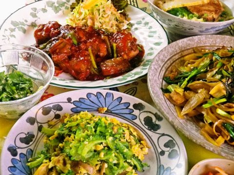 やんばる産の厳選素材を使った豊富なメニューが自慢の沖縄料理レストラン。