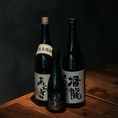 最も拘る日本酒は、兵庫の酒屋より関西の銘酒を幅広く取り寄せています。「千年の藤」「楓のしずく」「Epic」「SAKE079」など、東京ではなかなかお目にかかれないようなレア地酒を中心にセレクト。また「田酒」や「No.6」などの希少な銘柄もお愉しみいただけます。焼酎では姫路の「黒王」なども取り入れています◎