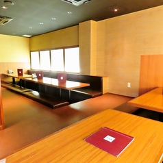 大人の雰囲気がコンセプトの半個室は、お勤め先での宴会や気の合う仲間との飲み会にもおすすめです。当日利用できるコースもご用意しておりますので是非ご活用ください。ご予約やお問い合わせはお気軽に店舗までご連絡ください。