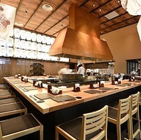 お洒落な雰囲気が魅力で、カウンター席も完備しています