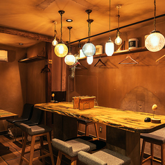 ハイテーブル、ハイチェアのお席は6席ございます。※4名席　2名席