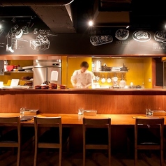 オープンキッチンの良さ。メニューにお困りでしたら目の前のスタッフまでお気軽にご相談下さい！お客様のお好みに合わせたお料理やお飲み物をご提案させていただきます。その日のオススメや美味しい食べ方などをご案内させていただきます。