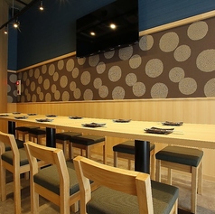 【12名様まで】10名様前後のご宴会には、テーブルレイアウトを横長に変更し、大きなテーブル席としてご利用いただけます。お仲間とおでんや鍋を囲んで、コース料理に合わせてじっくり日本酒を呑み比べることができます。シンプルでスタイリッシュな雰囲気の中、気兼ねなく日本酒パーティーを楽しんでください!