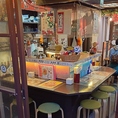横丁の賑わいをそのまま感じられる、活気あふれる当店。広々とした店内には、グループで利用できるテーブル席を多数ご用意しており、大人数でのご宴会やパーティーもOK！美味しいお酒とこだわりの料理を楽しみながら、仲間との特別な時間を過ごしてください！