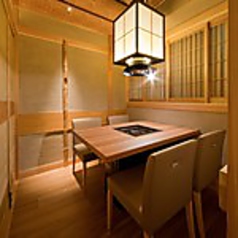 梅田の喧騒を忘れる落ち着いた空間で、最高級の神戸牛をご堪能ください。店内には2名から4名様専用の半個室を完備しており、記念日や大切な会食に最適です。職人が厳選した神戸牛のすき焼き・しゃぶしゃぶは、口の中でとろける贅沢な味わい。ハービスPLAZA内の好立地で、至福のひとときをお約束します。