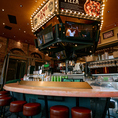 【カウンター】当店では入って目の前に広がるのは、オシャレなカウンターバー♪上部には各方面にTVモニターが完備されており、世界各国のスポーツ中継を見ながらお酒も楽しめます♪お一人様やカップルに。サク飲みも大歓迎です！