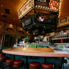 【カウンター】当店では入って目の前に広がるのは、オシャレなカウンターバー♪上部には各方面にTVモニターが完備されており、世界各国のスポーツ中継を見ながらお酒も楽しめます♪お一人様やカップルに。サク飲みも大歓迎です！