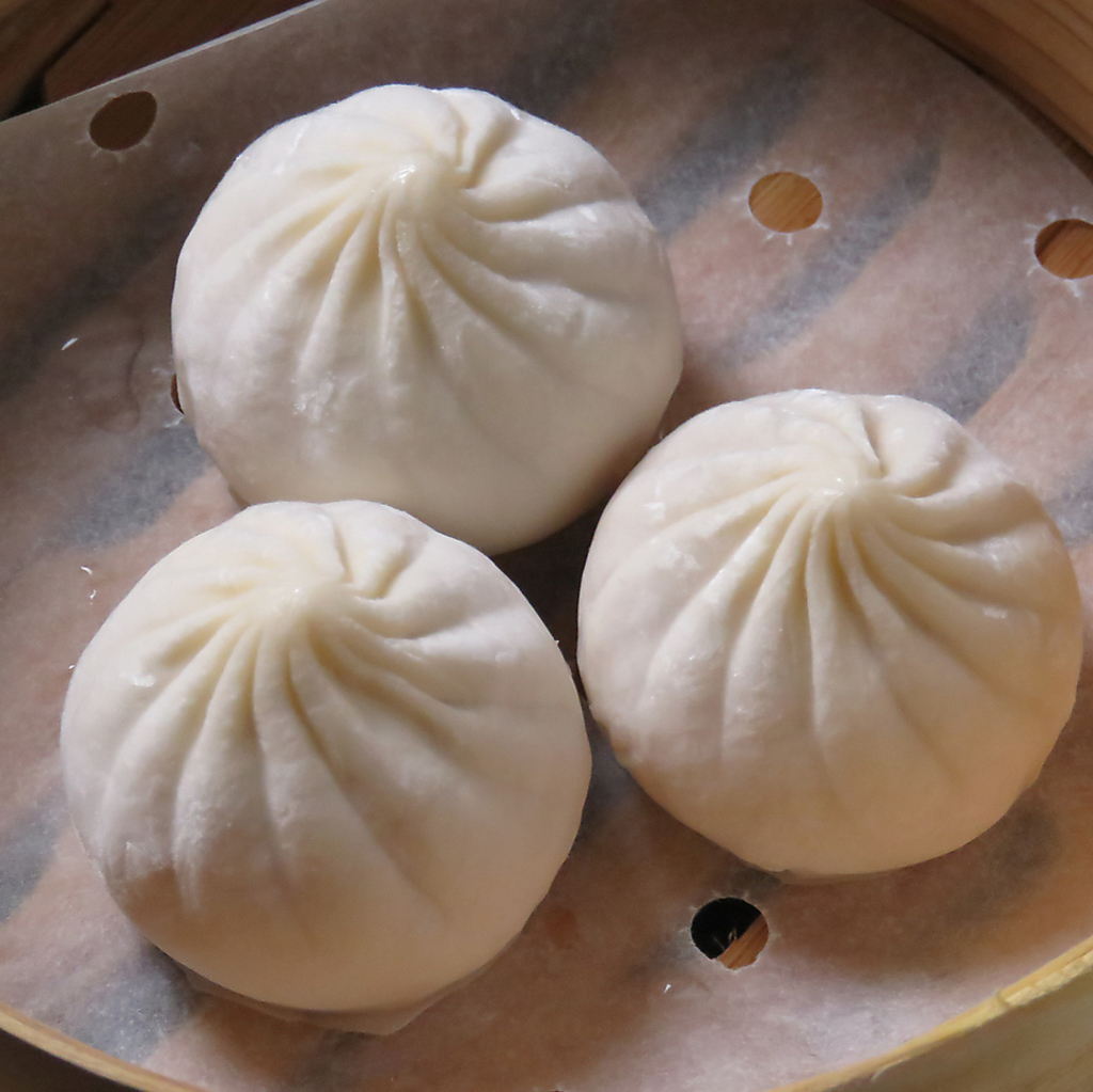 宴会なら鶏皮小籠包や餃子、春巻き！炒飯やエビチリも充実。絶品餃子はお酒に合う必食の一品、ぜひ♪