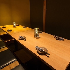 個室ではない掘りごたつのお席です。標準４名様掛けのお席です。ついたてで仕切らせていただいております。ついたてを取りお席を繋げて大人数でのご利用も可能です。（８名様からの対応）