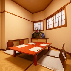 江戸菊１階にあるお座敷。普通の畳のお部屋ですので、足は延ばせませんが、くつろぎやすさは折り紙付きです。過去何人ものお客様がここで寝落ちしたことか・・・小さなお子様連れのお客様にもこちらへご案内するようにしております。