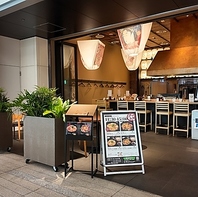 テラス席は明るく落ち着いた空間で、10名様までご利用可