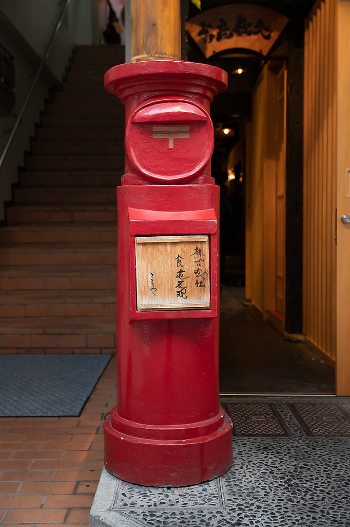 赤いポストが入口の目印！