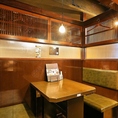 【2名様～4名様向けのテーブル席】隣と仕切られたBOX型のお席や半個室風のお席などを多数ご用意しています。高級感のあるテーブル席ならお祝いごとにもおすすめです。