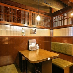【2名様～4名様向けのテーブル席】隣と仕切られたBOX型のお席や半個室風のお席などを多数ご用意しています。高級感のあるテーブル席ならお祝いごとにもおすすめです。