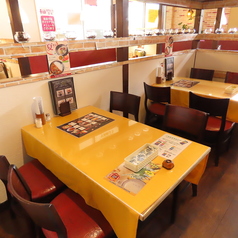 グループでのご利用やご友人とのご会食、女子会にぴったりな４人掛けのテーブル席がございます。暖かな照明で落ち着いた雰囲気の店内はごゆっくりとお寛ぎいただけます。皆さんでお食事を囲みながら、笑顔溢れる楽しいひと時をお過ごしいただけます♪