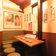 当店は4人掛けのお席が多数あるため、仲間や家族との集まりにぴったりです♪4人掛けテーブルが並んでおり、落ち着いた雰囲気の中で食事を楽しむことができます★プライベート感を大切にしたい方にも◎