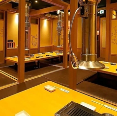 【個室貸切/最大30名様】広々掘りごたつフロア！人数が多くても開催必須な会に◎隣り合わせた15名様の掘りごたつ個室を2部屋つなげることで、最大30名様の大きな貸切フロアとしてお使いいただけます。宴会、同窓会、決起会など、人数が多く密を避けたい時にぜひご利用ください。幹事様、下見も大歓迎。